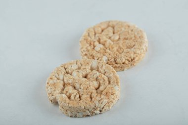 Açık gri arka planda lezzetli gevrek ekmek