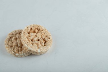 Açık gri arka planda lezzetli gevrek ekmek