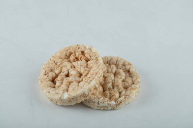 Açık gri arka planda lezzetli gevrek ekmek