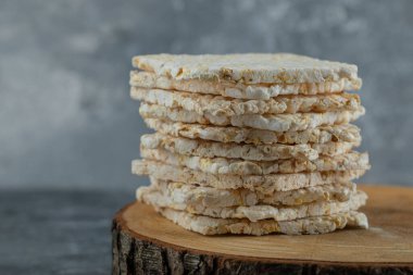 Tahta parçasında bir yığın lezzetli çıtır ekmek.