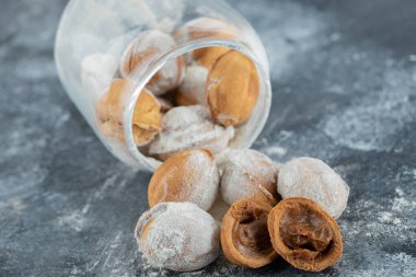 Ceviz şeklinde kurabiyelerle dolu cam bir kavanoz.