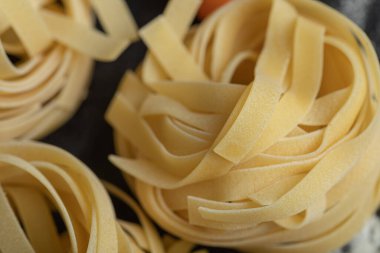 Karanlık bir arka planda çiğ erişte.