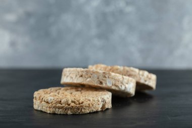 Koyu arkaplanda çıtır pirinç keki yığını