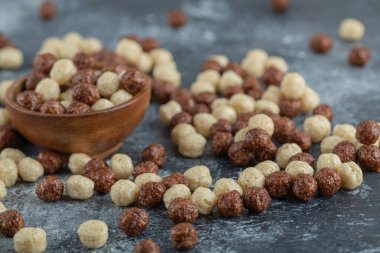 Tahta bir kase dolusu beyaz ve kahverengi mısır topları.