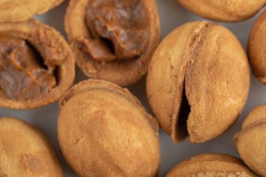 Beyaz arka planda cevizli tatlı kurabiyeler