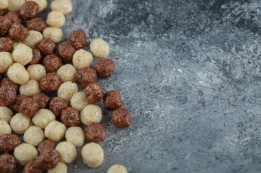 Çikolata topları. Gri arka planda izole mısır gevrekleri.