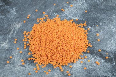 Gri arkaplanda izole edilmiş kırmızı mercimek yığını