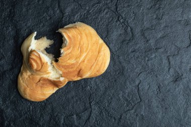 Karanlık bir arka planda lezzetli taze hamur işi