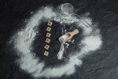 Tahta bir kaşık un ve ahşap harflerle