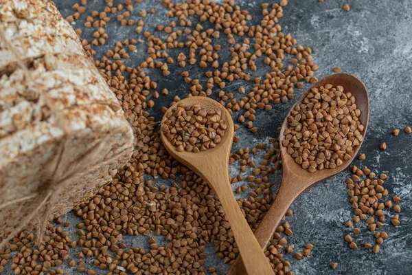 Råbovete och knäckebröd på marmorytan — Stockfoto