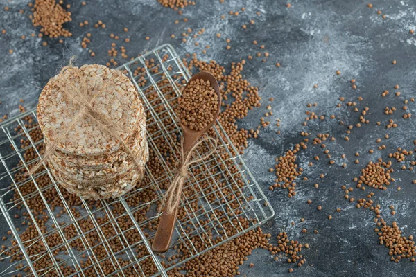 Pila de pasteles de arroz y trigo sarraceno dispersos en la superficie de mármol —  Fotos de Stock