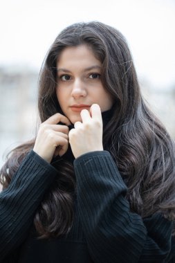 Güzel esmer kız kameraya üzgün bir surat takınıyor.