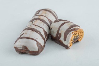 Beyaz arka planda lezzetli çikolatalar.