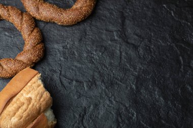 Türk gevreği, susam tohumlu simit örüyor.