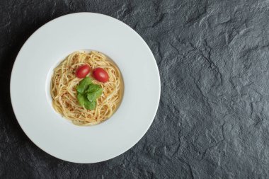 Yeşillik ve vişneli domatesli leziz spagetti.