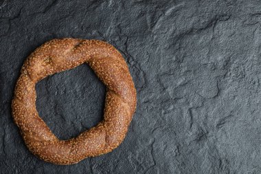 Türk gevreği, susamlı simit örülmüş.