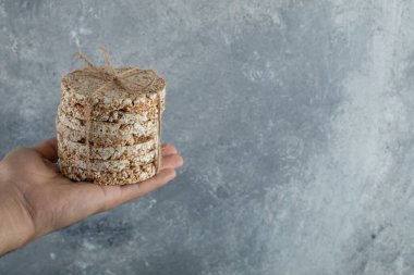 Mermer arka planda bir yığın pirinç keki.