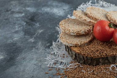 Çıtır ekmek, taze domates ve çiğ karabuğday.