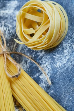 Mavi zemin üzerinde çeşitli kuru makarna