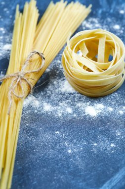 Mavi zemin üzerinde çeşitli kuru makarna