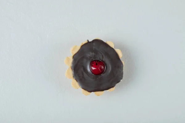 Mini tartalette met chocolade ganache op de grijze achtergrond — Stockfoto