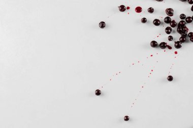 Frenk üzümü ziyareti ve şurubu beyaz arkaplanda izole edilmiş