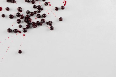 Frenk üzümü ziyareti ve şurubu beyaz arkaplanda izole edilmiş