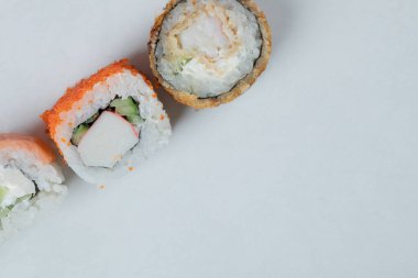 Kırmızı havyar ve krem peynirli mini suşi.