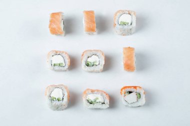 Kırmızı havyar ve krem peynirli mini suşi.