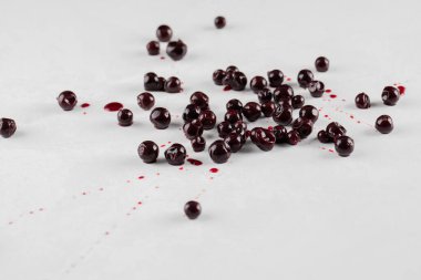 Frenk üzümü ziyareti ve şurubu beyaz arkaplanda izole edilmiş