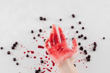 Beyaz arka planda kuşüzümü ziyareti ve bir adamın elinde kırmızı şurup.