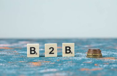 Mavi arkaplanda tahtadan zarlar üzerinde siyah harflerle B2B yazımı