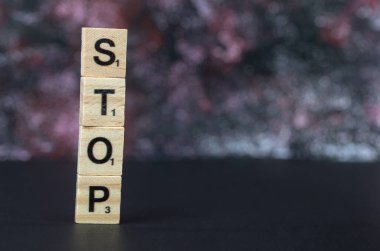 Siyah harflerle tahta kesikleri dikey olarak yazmayı kes.