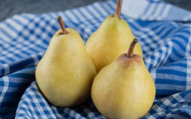 Sulu sarı armutlar mavi işaretli mutfak havlusu