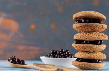 Frenk üzümlü gevrek yulaflı kurabiyeler.