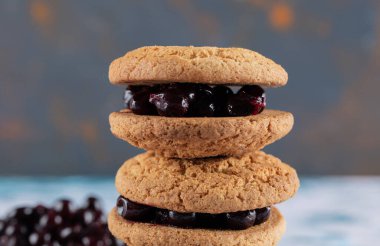 Frenk üzümlü gevrek yulaflı kurabiyeler.