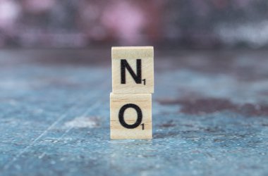 Ahşap zarlarda dikey olarak siyah harflerle sembolik bir yazı yok.