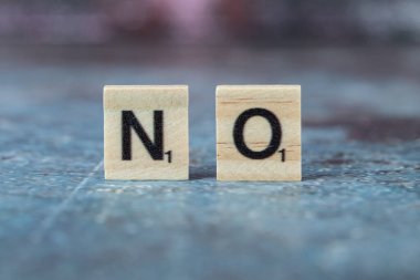 Yatay şekildeki tahtadan zarlarda siyah harflerle sembolik bir yazı yok.