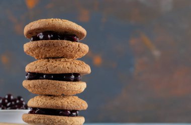 Frenk üzümlü gevrek yulaflı kurabiyeler.