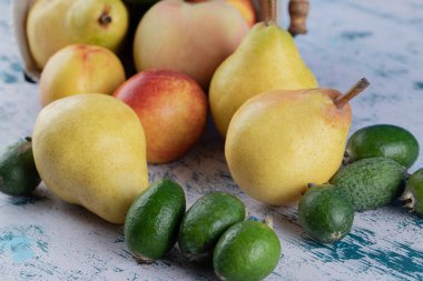 Metalik bir sepetten sonbahar meyveleri karıştırdım.