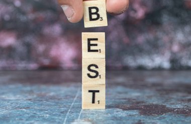 Mavi arkaplanda siyah harflerle yazılmış en iyi yazı.