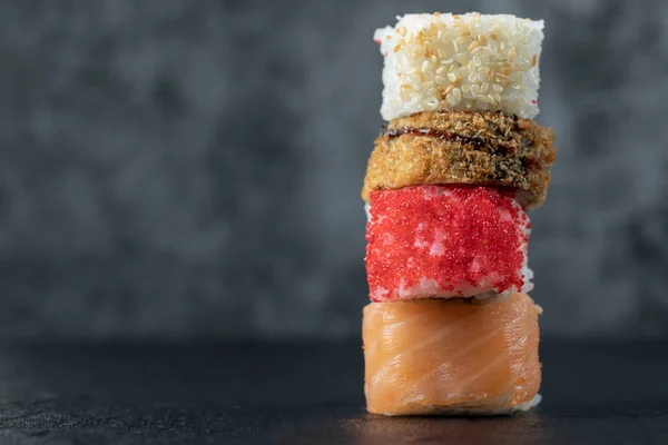 Salmon sushi rullar isolerad på svart bakgrund — Stockfoto