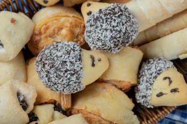 Çikolatalı kurabiyeler ve ahşap sepetin içinde doğranmış hindistan cevizi.