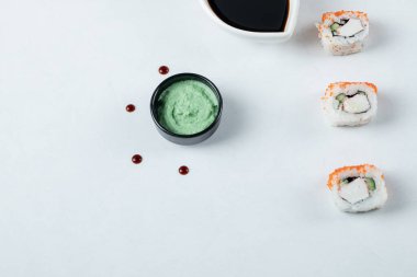 Wasabi ve soya soslu çeşitli suşi dürümleri.