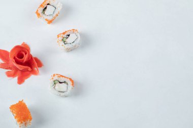 Kırmızı soslu zencefilli suşi börekleri.