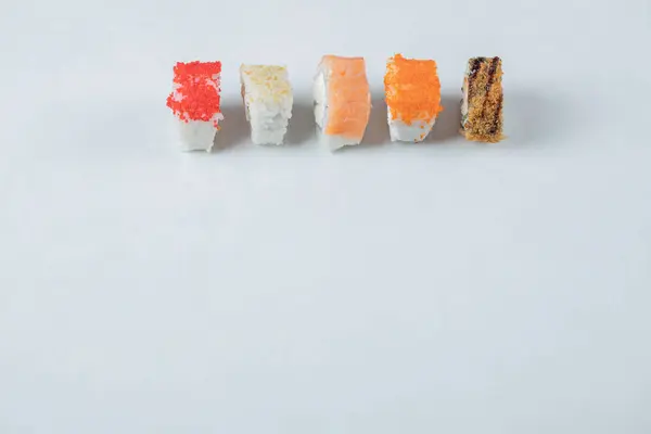 Sushirullar med röd kaviar och lax isolerad på vit bakgrund — Stockfoto