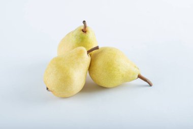 İkiye bölünmüş bir çift armut..