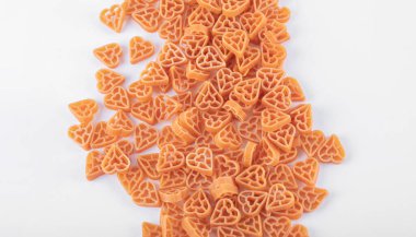 Beyaz arkaplanda bir demet çiğ makarna