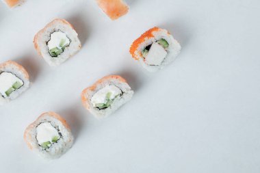 Kırmızı havyarlı somon suşisi ve deniz ürünleri.