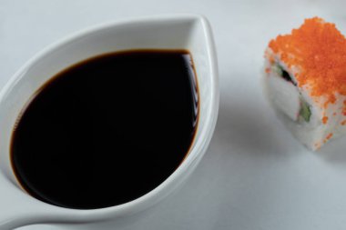 Soya soslu kırmızı havyarlı Maki suşi ruloları.